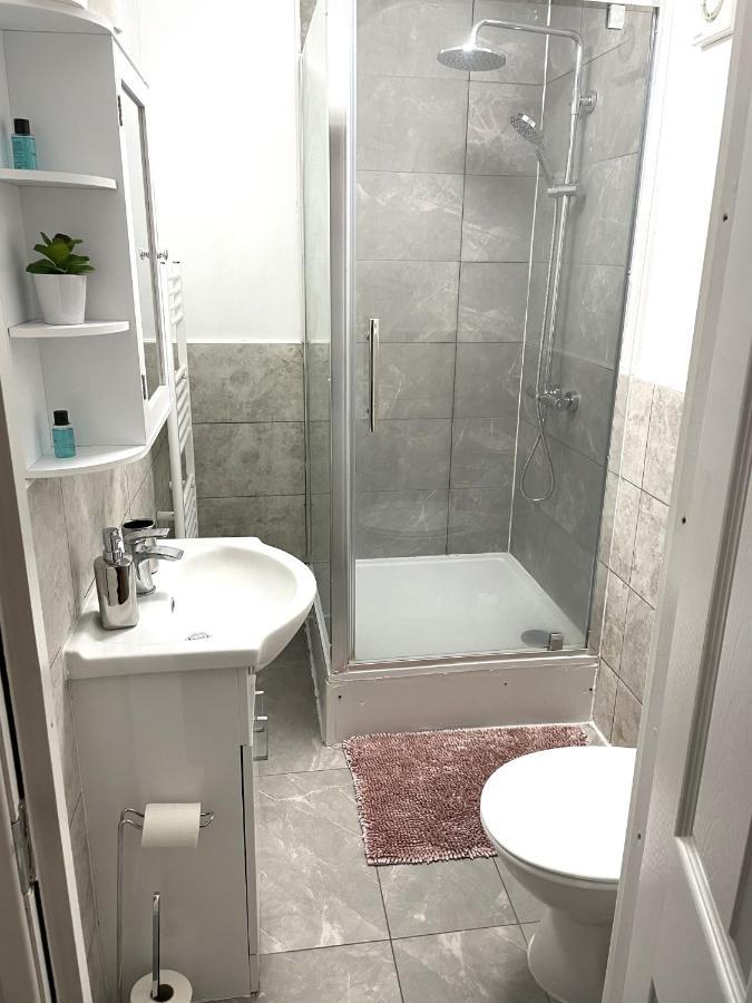 Supreme - 1 Bedroom Apart Sleeps 4 Short/Long Stay Gillingham (Kent) Exterior foto