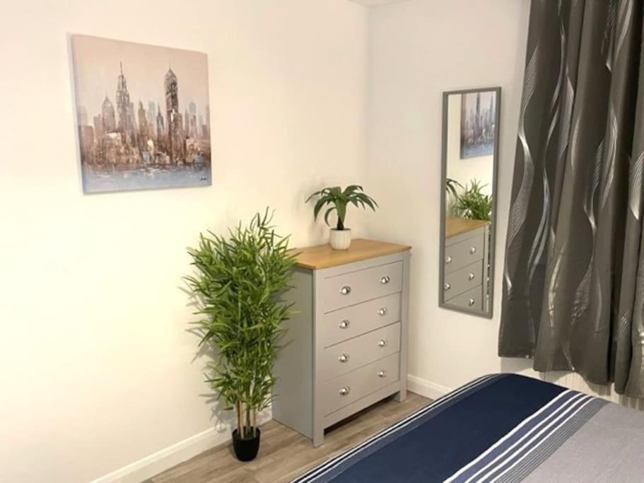 Supreme - 1 Bedroom Apart Sleeps 4 Short/Long Stay Gillingham (Kent) Exterior foto